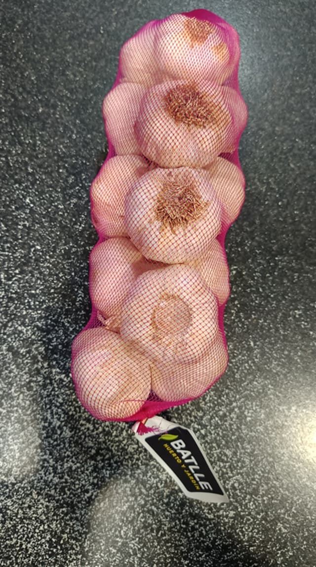 AJO SIEMBRA TIPO BAÑOLAS 55/60Ajos secos morados para siembra  PESO: 500 gramos – 7/14 unidades aprox. ORIGEN: España CALIBRE: 55/60 MARCA DISTRIBUIDORA: Batlle SIEMBRA: Diciembre-Enero - Imagen 1