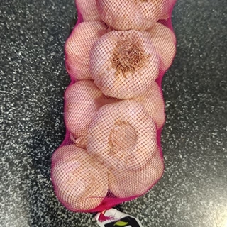 AJO SIEMBRA TIPO BAÑOLAS 55/60Ajos secos morados para siembra PESO: 500 gramos – 7/14 unidades aprox. ORIGEN: España CALIBRE: 55/60 MARCA DISTRIBUIDORA: Batlle SIEMBRA: Diciembre-Enero - Imagen 1