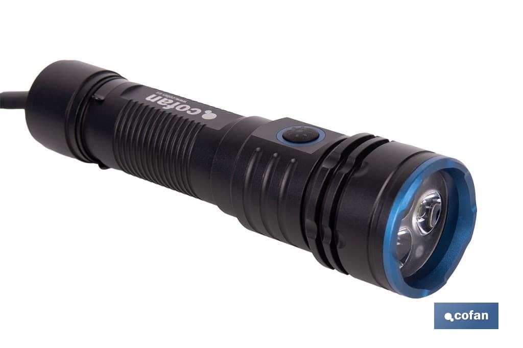 Linterna LED de alta potencia (2000 lm) y 150 m de alcance. - Imagen 1